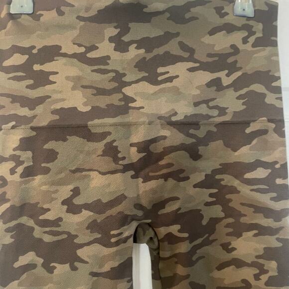 SPANX Look at Me Now Cropped Seamless Leggings Camo size Large - Picture 1 of 9